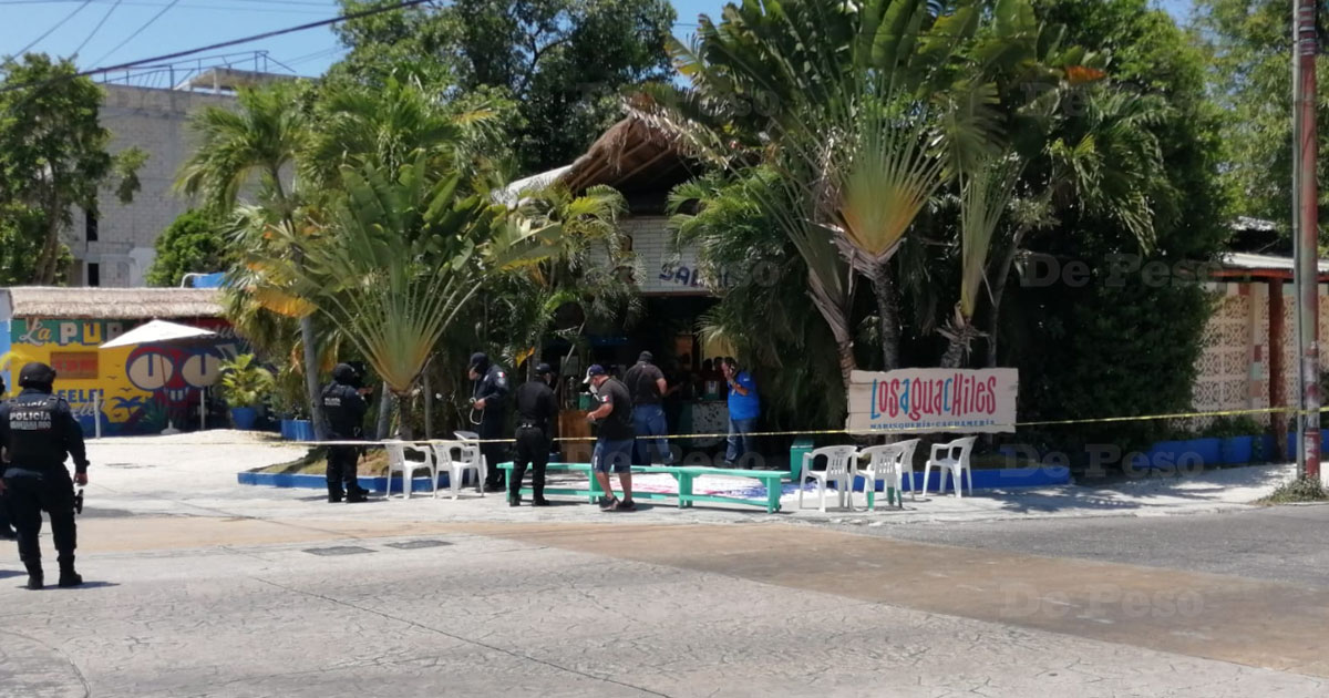 Ejecutan a guardia de seguridad en Los Aguachiles en Cancún; los sicarios dejaron una narcomanta cerca del cuerpo.
