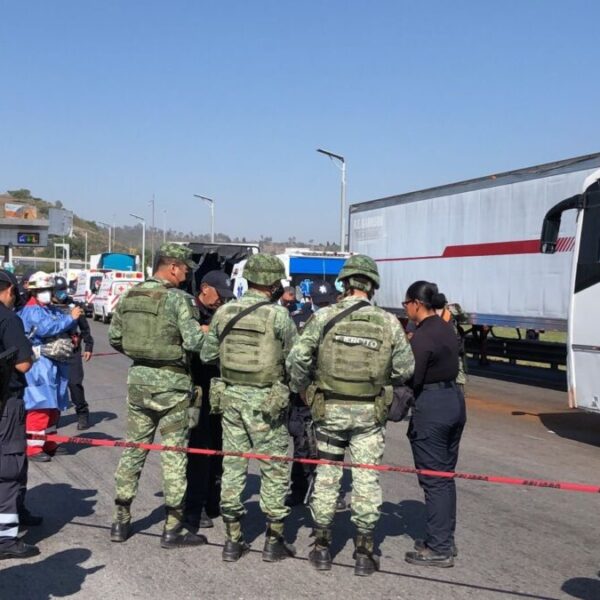 Tras un accidente rescatan a 158 migrantes hacinados en tráiler.