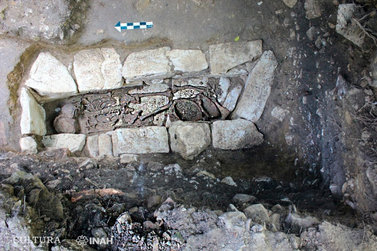 Hallan entierro prehispánico en la Zona Arqueológica de Palenque; se trataría de un personaje de la nobleza maya enterrada con ofrendas.