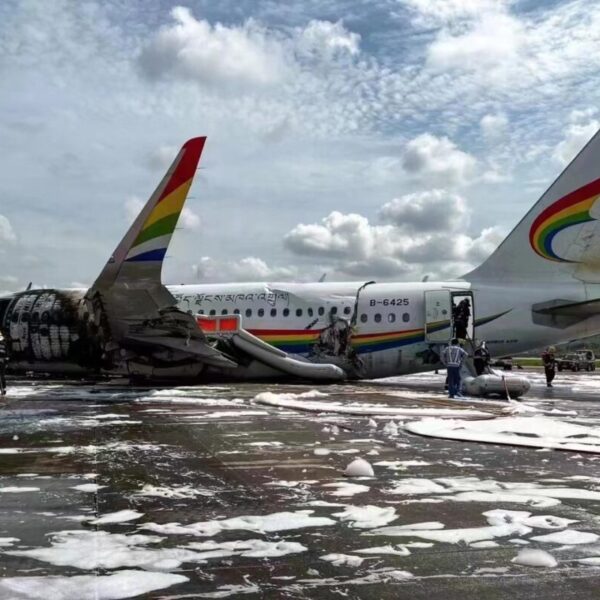Incendio de avión en aeropuerto chino deja más de 40 heridos.