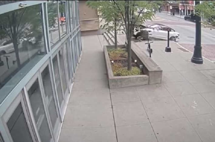 Video: Conductor de un Tesla choca y deja daños por 7 millones de pesos; al parecer aceleró para intentar ganar a la luz roja de un semáforo.