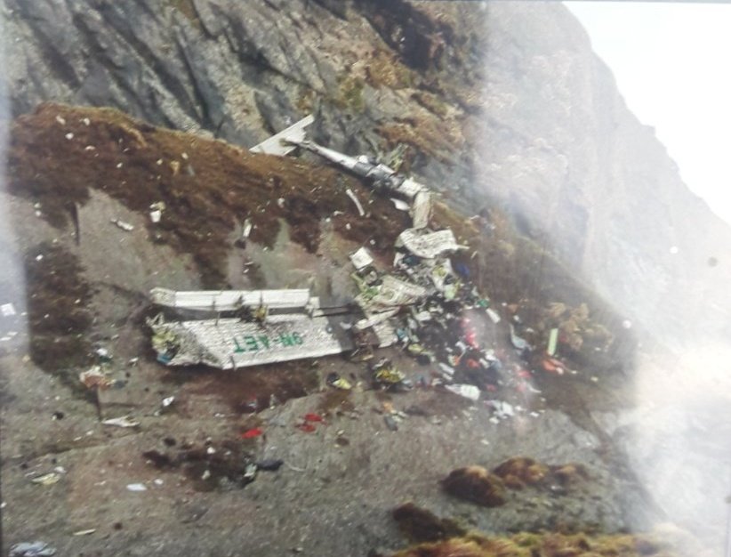 Recuperan 21 cadáveres tras accidente de avión en Nepal; localizaron los restos de la aeronave que se estrelló con 22 personas a bordo.
