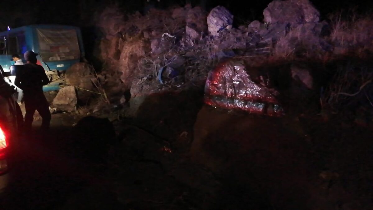 Accidente de autobús deja 14 muertos y 19 heridos en Jalisco; la unidad transportaba a trabajadores de una empresa productora.