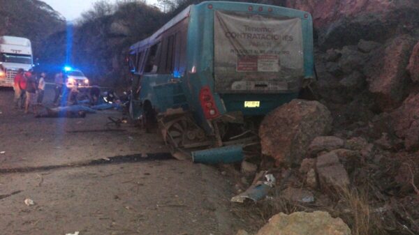 Accidente de autobús deja 14 muertos y 19 heridos en Jalisco.