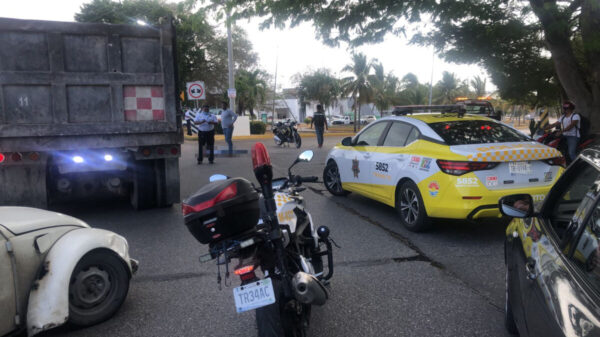 Percance vial entre un volquete y una mujer motociclista.