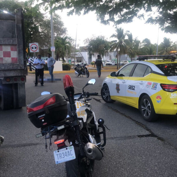 Percance vial entre un volquete y una mujer motociclista.