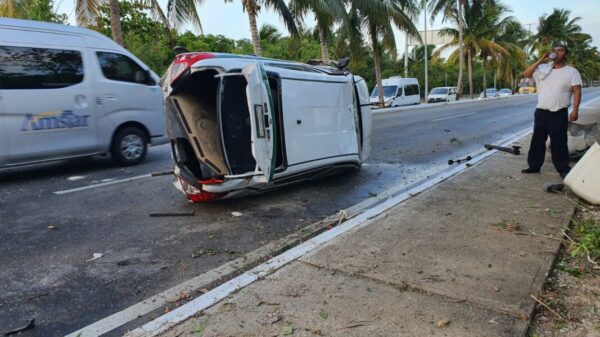 Aparatosa volcadura de un taxi en la Zona Hotelera de Cancún.