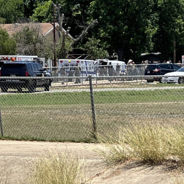 Reportan tiroteo en una escuela primaria en Texas.