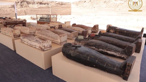 Descubren en Egipto tesoro arqueológico de 2 mil 500 años de antigüedad.