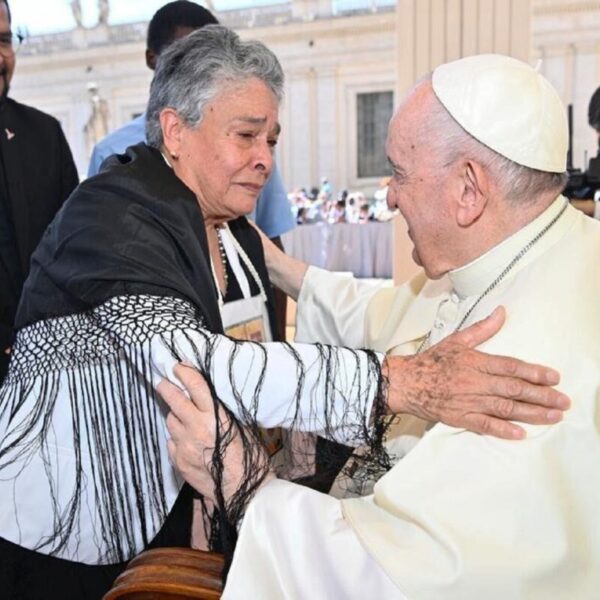 María Herrera, madre de 4 desaparecidos entrega misiva a papa Francisco