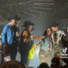 Grupo Firme ayuda a fan a "salir del closet" durante concierto