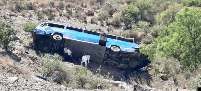 Seis muertos y 12 heridos al volcar autobús con migrantes; la tragedia ocurrió en la carretera San Luis Potosí-Zacatecas.