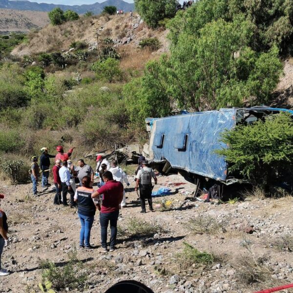 Seis muertos y 12 heridos al volcar autobús con migrantes.