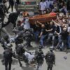 Reprime policía israelí a dolientes en funeral de periodista de Al Jazeera