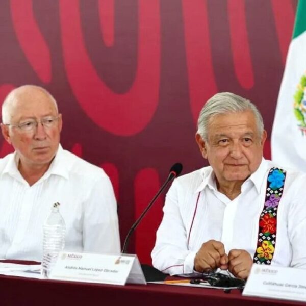 “Negocian” asistencia de AMLO a la Cumbre, dice Ken Salazar