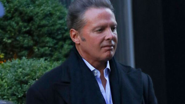 Luis Miguel es captado centro comercial "muy rejuvenecido"