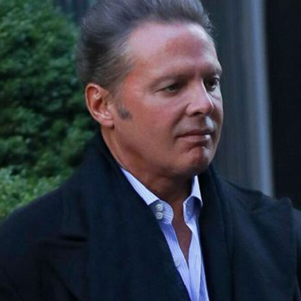 Luis Miguel es captado centro comercial "muy rejuvenecido"