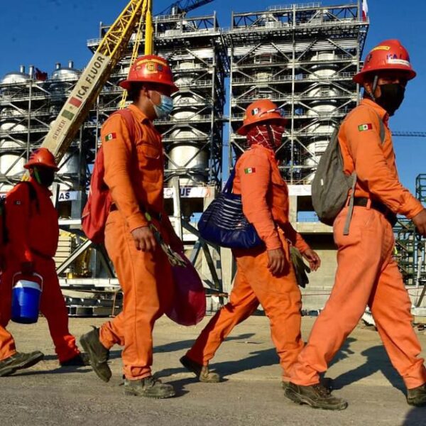 Promete AMLO que el 2 de julio inaugurará la Refinería ‘Olmeca’.