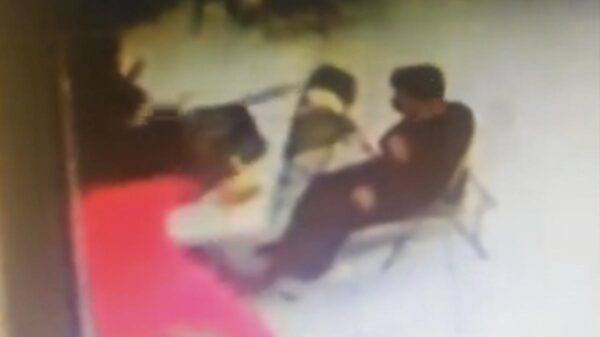 Madre de acosador aplica "cinturoniza" a niño por acusarlo