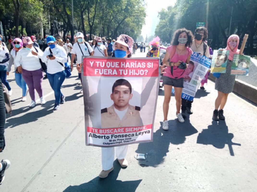 En el Día de la Madre, su mensaje es claro: “este día no es de fiesta, es de lucha y de protesta”, “¡hijo escucha tu madre está en la lucha!”, “Porque vivos se los llevaron, vivos los queremos”.