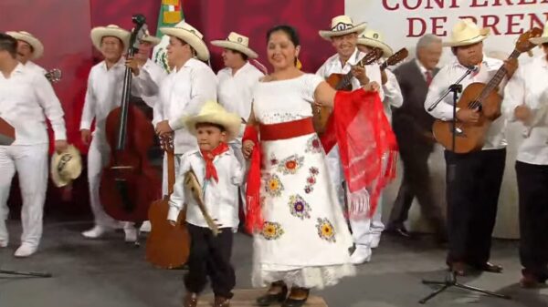 Al ritmo de la jarana jarocha AMLO felicita a las madres