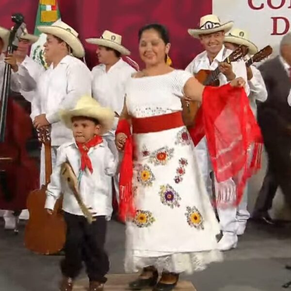 Al ritmo de la jarana jarocha AMLO felicita a las madres