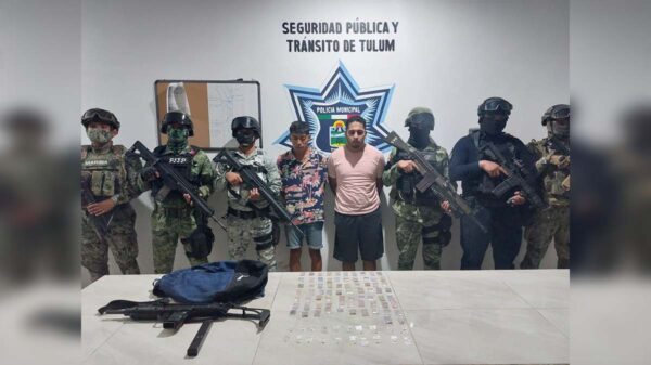 Caen en Tulum dos narcomenudistas con droga y un sub fusil Uzi