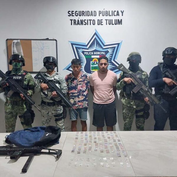 Caen en Tulum dos narcomenudistas con droga y un sub fusil Uzi