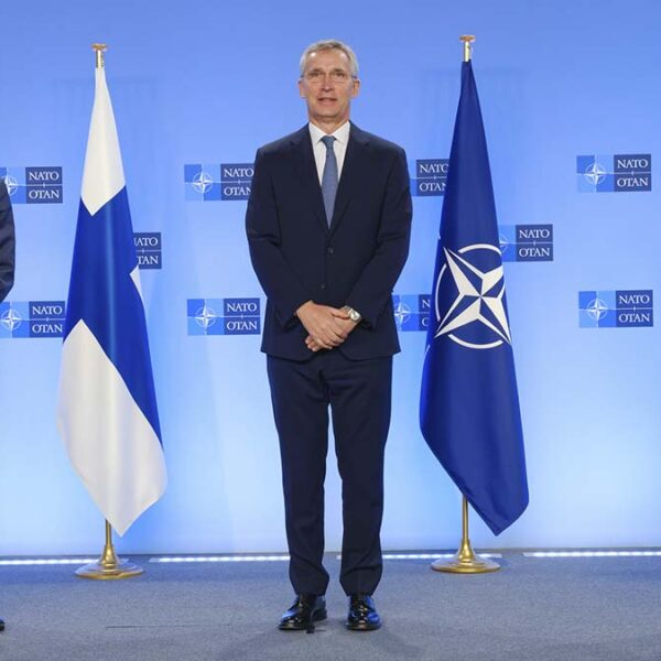 Formalizan Suecia y Finlandia solicitud de adhesión a la OTAN