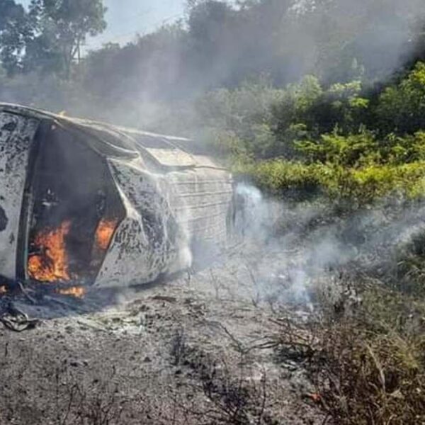 Pasajero muere calcinado en accidente carretero en Felipe Carrillo Puerto.