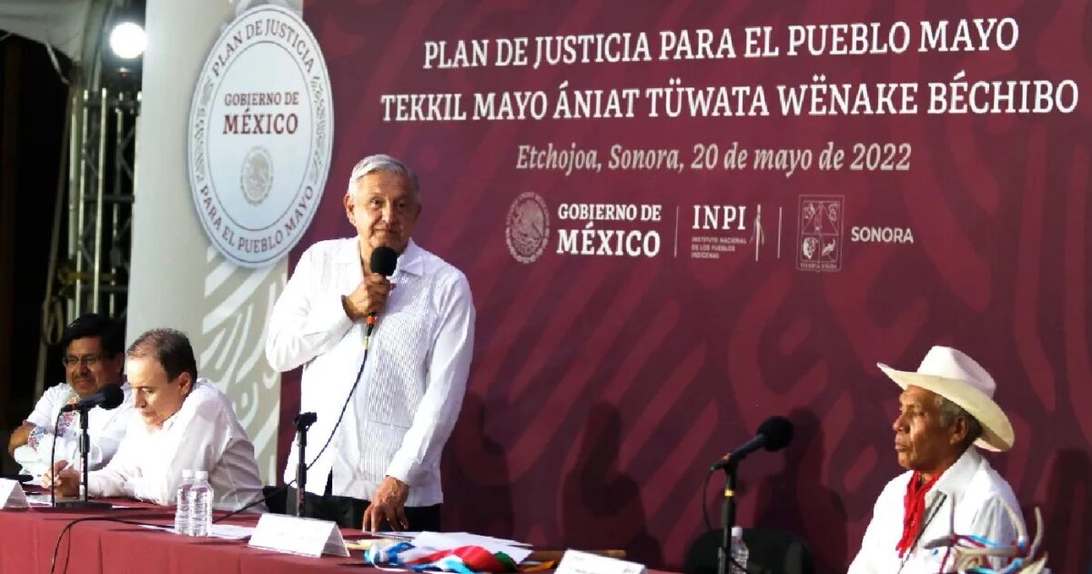 El Presidente Andrés Manuel López Obrador les dijo "me da gusto estar de nuevo aquí en Etchojoa. Vine la primera vez hace como 25 años, y este pueblo siempre se manifestó en favor de la justicia y de la democracia".