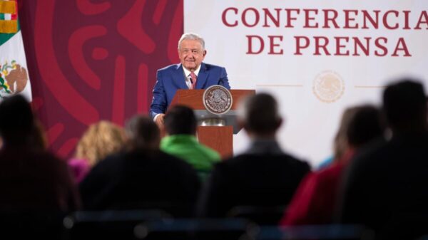 Ofrece AMLO dar base a médicos contratados para la pandemia