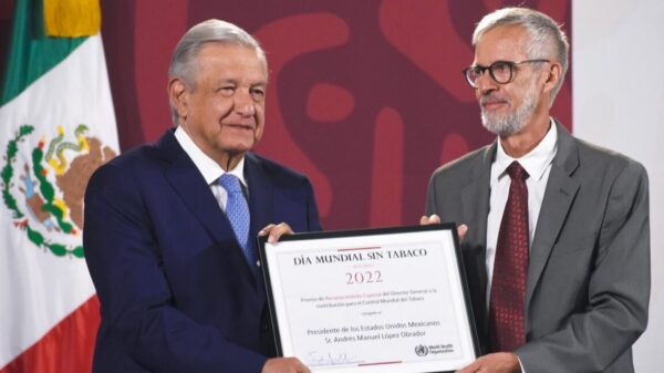 Premia OMS a AMLO por promover el control en consumo de tabaco
