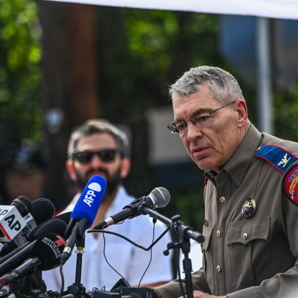 “Decisión errónea” no entrar antes a escuela de Uvalde: Policía de Texas