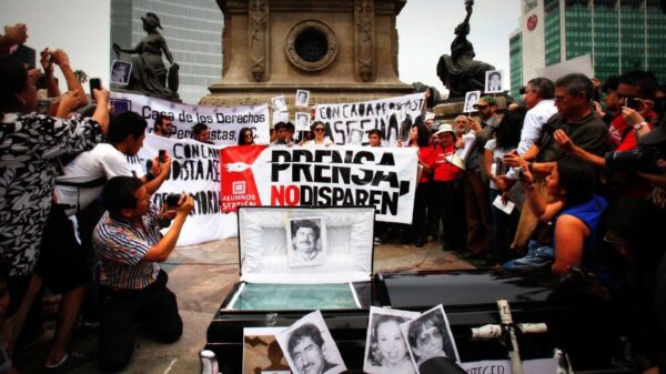 Libertad de prensa en México está “bajo ataque”: Ken Salazar
