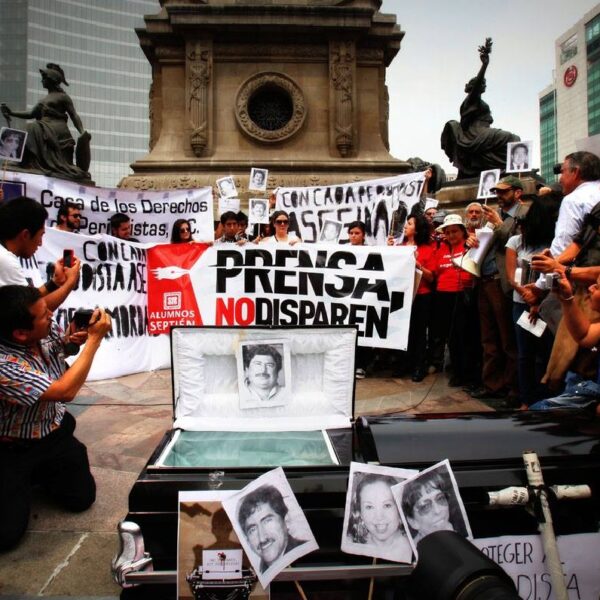 Libertad de prensa en México está “bajo ataque”: Ken Salazar