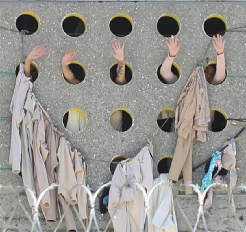 Un grupo de internas gritaron desde sus celdas durante la visita del titular de la SCJN, Arturo Zaldívar, al reclusorio de Santa Martha Acatitla. El magistrado sostuvo una reunión con 220 presas y expuso que comprobó los vicios y abusos del sistema penal mexicano.