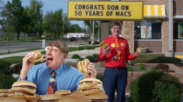 Hombre logra increíble récord, come 32 mil 340 hamburguesas