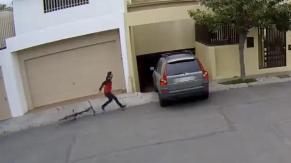 Ladrón en bicicleta despoja a mujer de camioneta