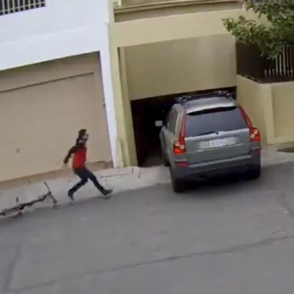 Ladrón en bicicleta despoja a mujer de camioneta