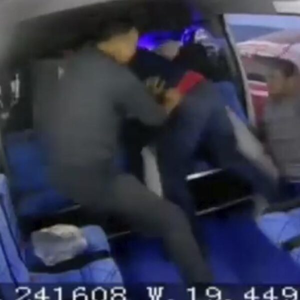 Militares someten a asaltante en transporte público