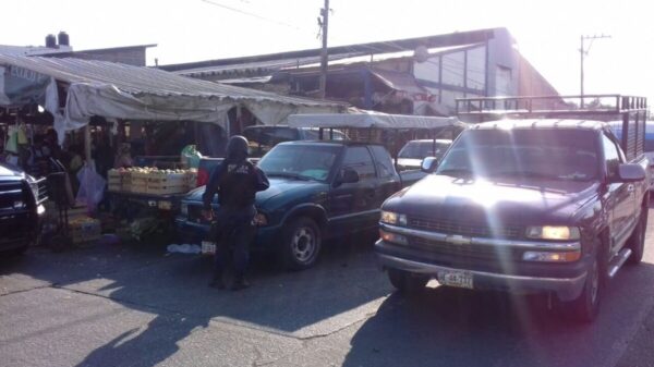 Trifulca entre comerciantes y policías en central de abasto de Acapulco.