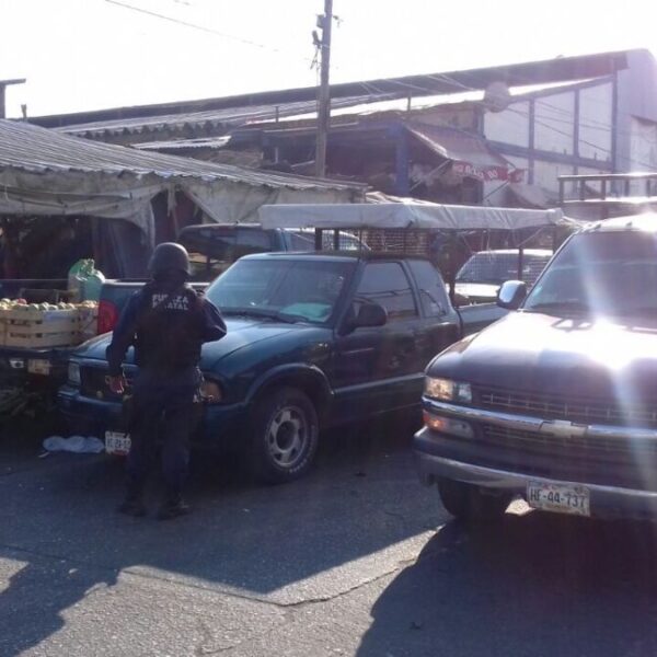 Trifulca entre comerciantes y policías en central de abasto de Acapulco.