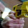 Policías prenden fuego a sujeto con una pistola Taser