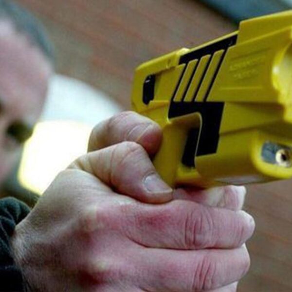 Policías prenden fuego a sujeto con una pistola Taser