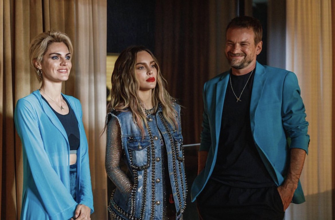 Tras polémicos mensajes de Nodal, Belinda reaparece en la playa muy bien acompañada