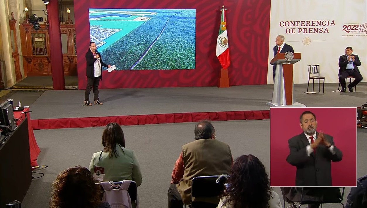 María Luisa Albores, titular de la Semarnat, durante la conferencia matutina del Presidente Andrés Manuel López Obrador, exponiendo la devastación en Playa del Carmen por parte de las empresas Calica y Vulcan Materials.