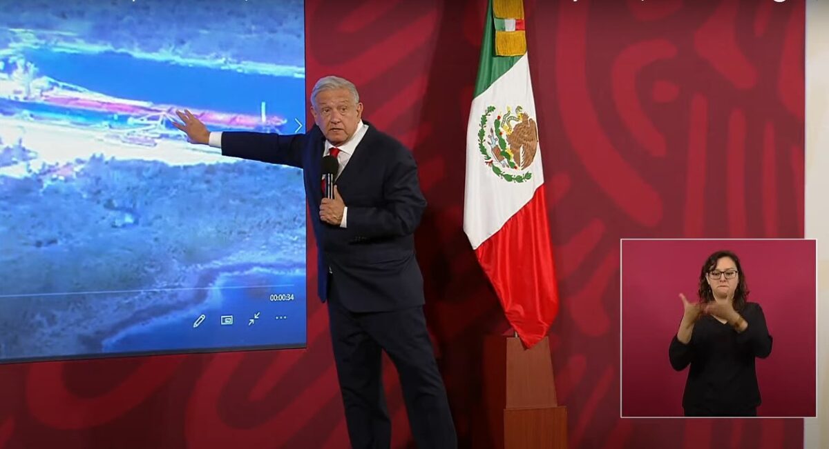 El Presidente Andrés Manuel López Obrador detallando la zona devastada por la empresa Calica y señala la embarcación utilizada para transportar el material pétreo que es llevado a Estados Unidos.