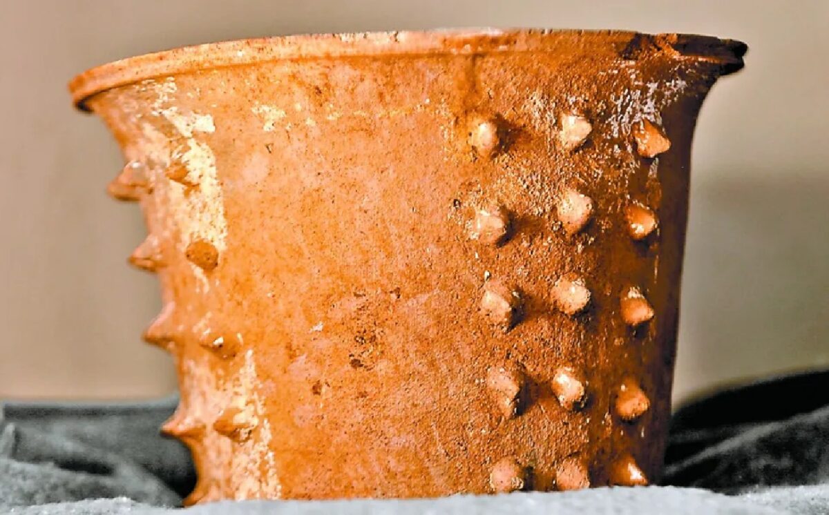 Incensario maya descubierto en una cueva y restaurado.