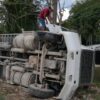 Volquetero termina volcado en la carretera Cancún-Leona Vicario.